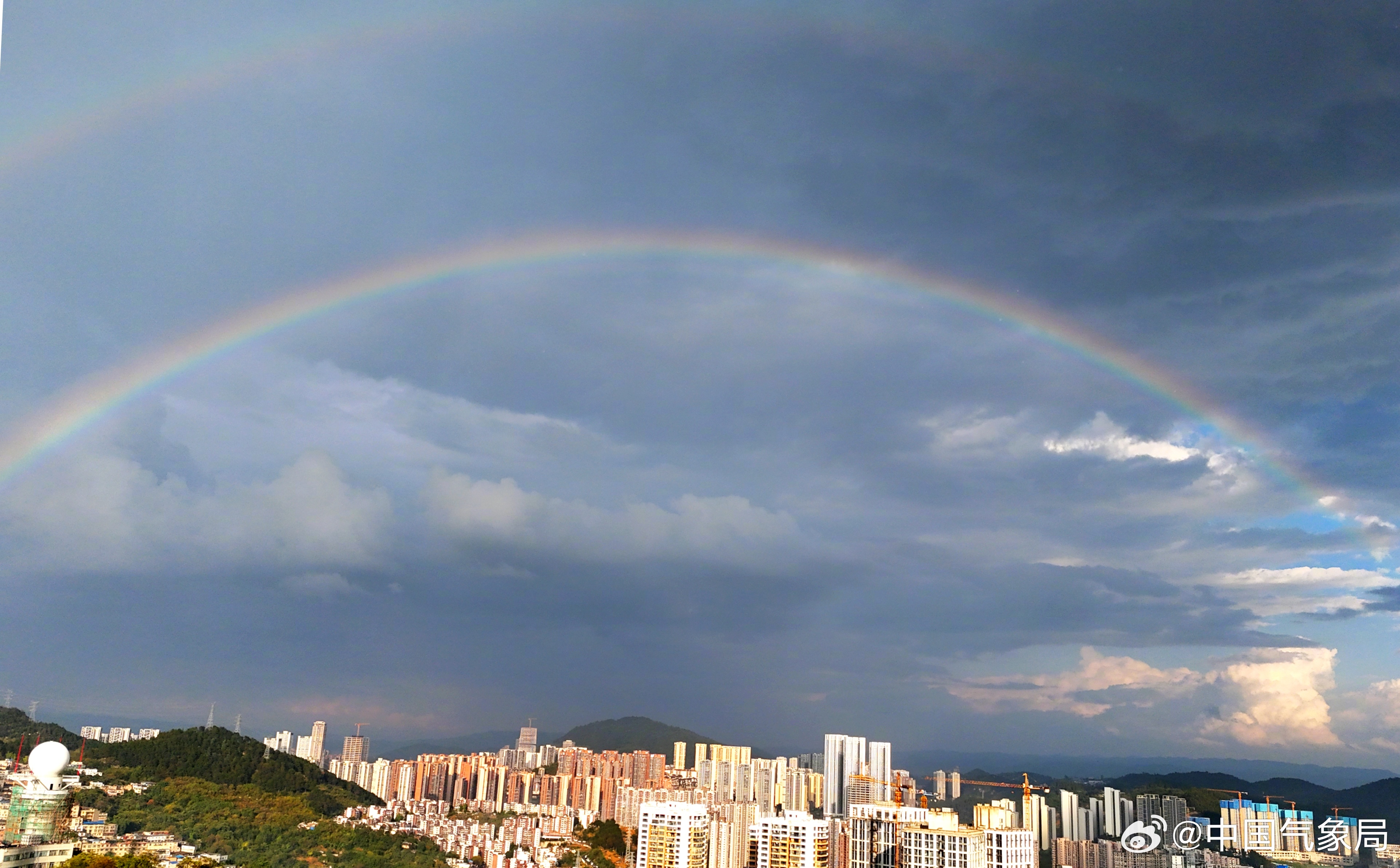 贵州遵义喜迎雨后彩虹，共筑防洪抗灾新篇章